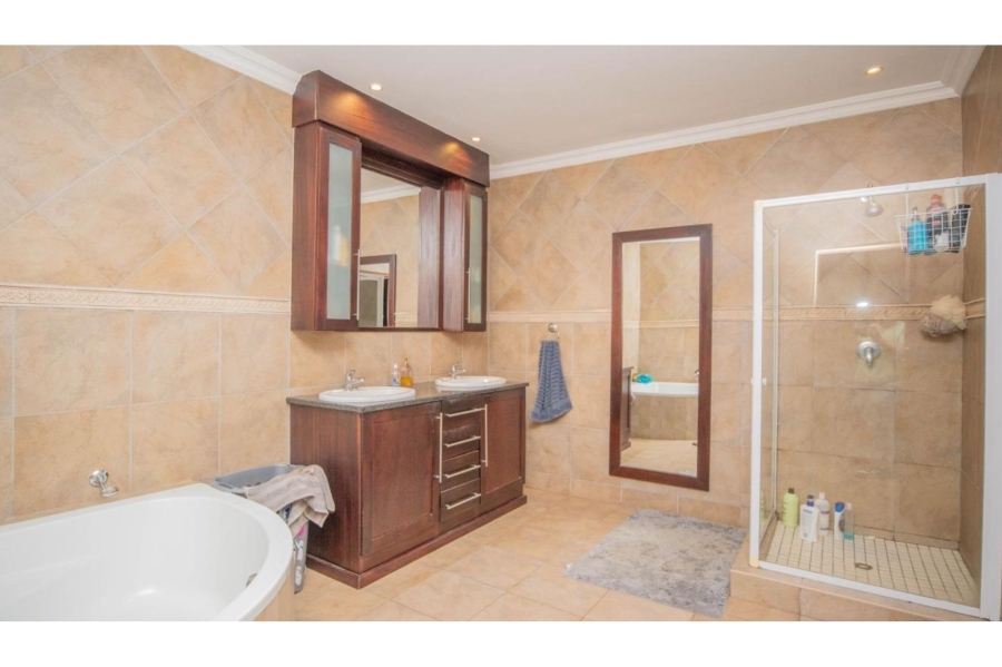 5 Bedroom Property for Sale in Birdwood Estate North West